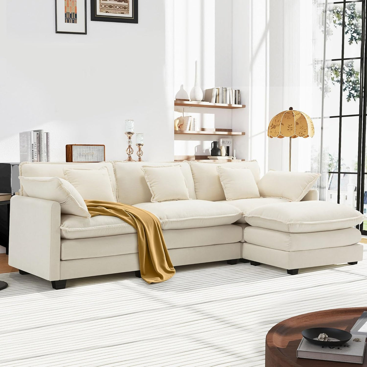 Cloud L Form Sofa 240 x 140 x 97 cm - Modulares 4 Sitzer Sektionssofa mit Ottomane - Chenille Stoff Armlehnen und Dekokissen - Beige